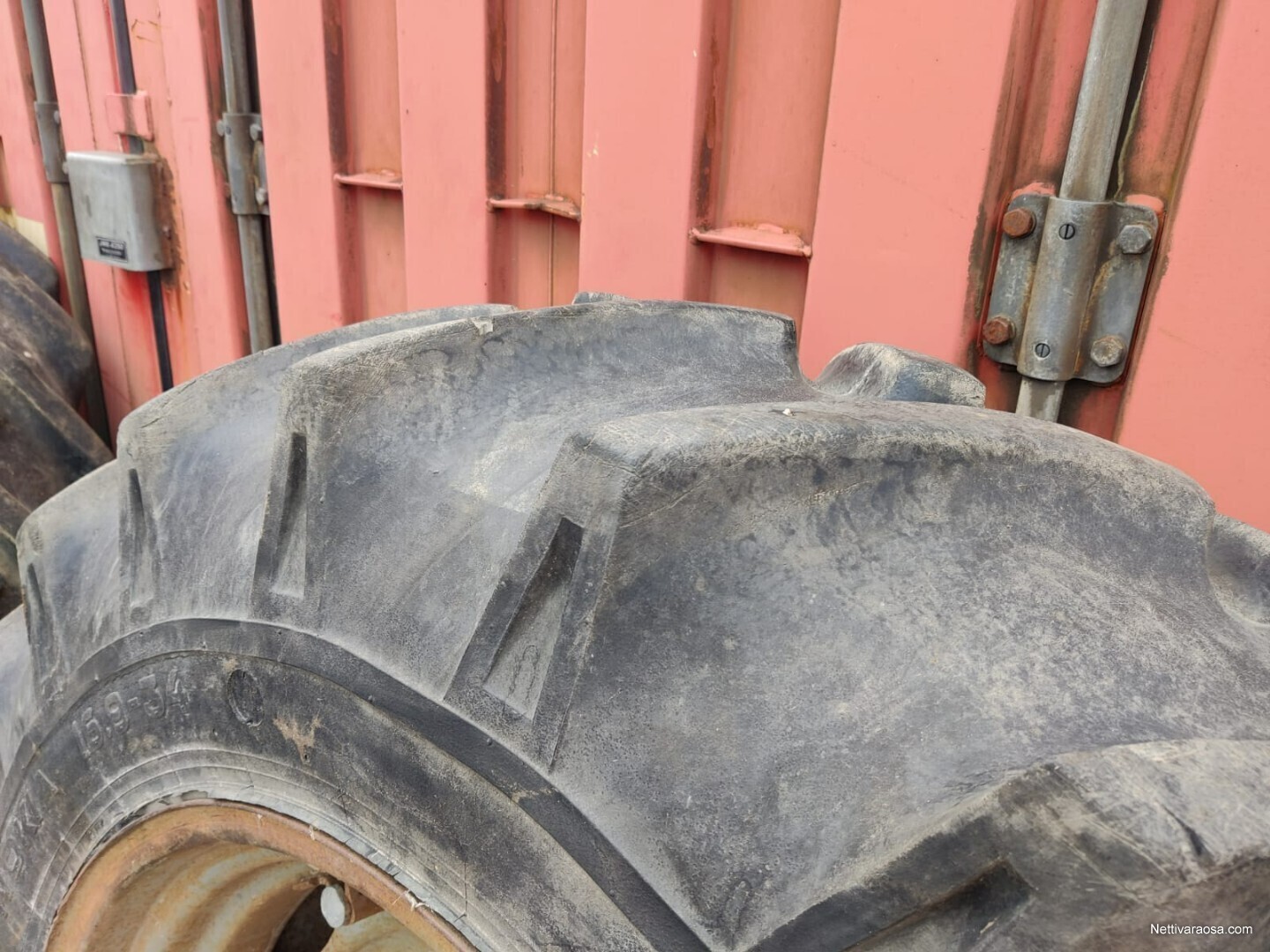 Nettivaraosa massey ferguson 185 traktorin takarenkaat vanteilla