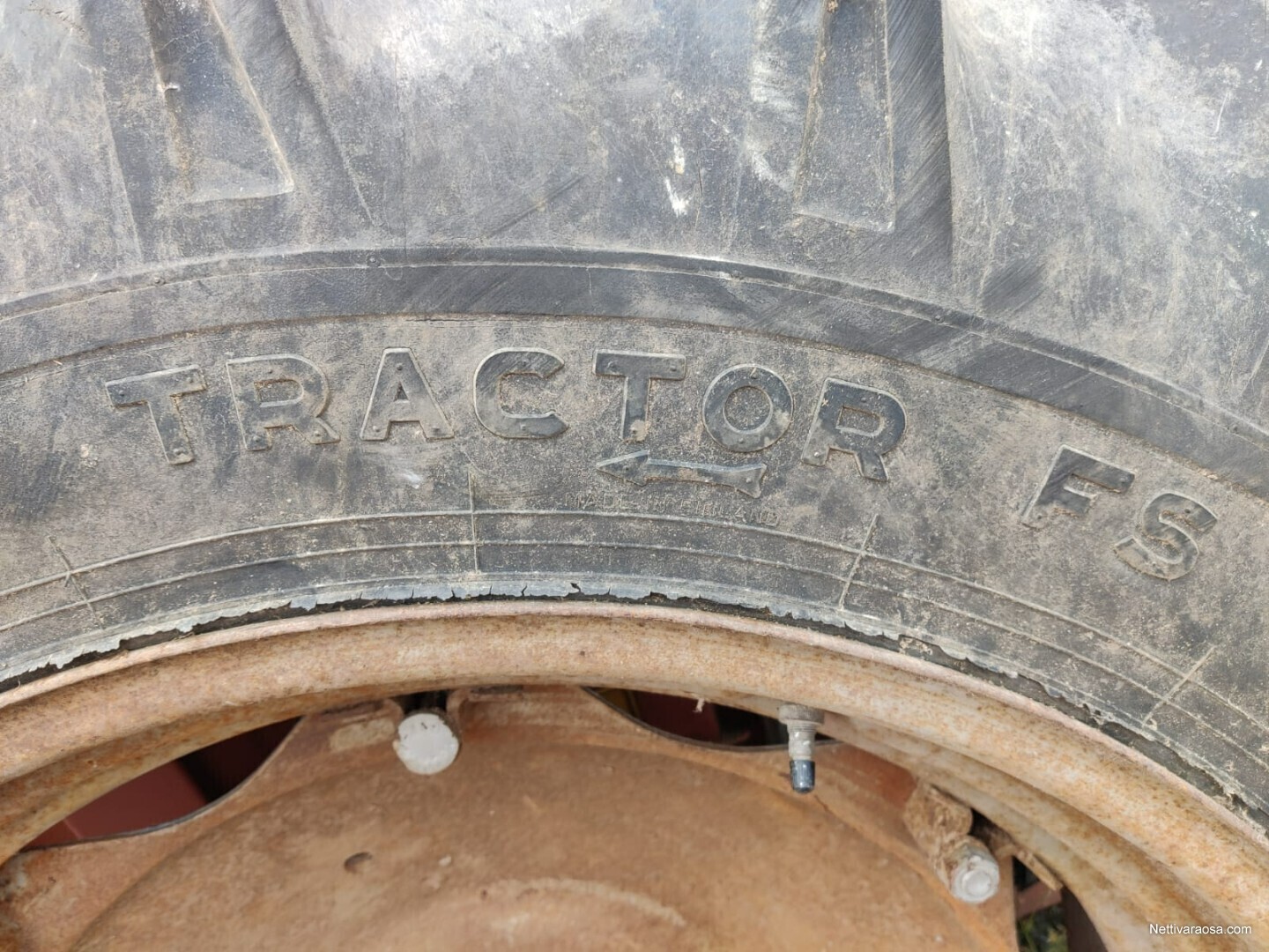 Nettivaraosa massey ferguson 185 traktorin takarenkaat vanteilla
