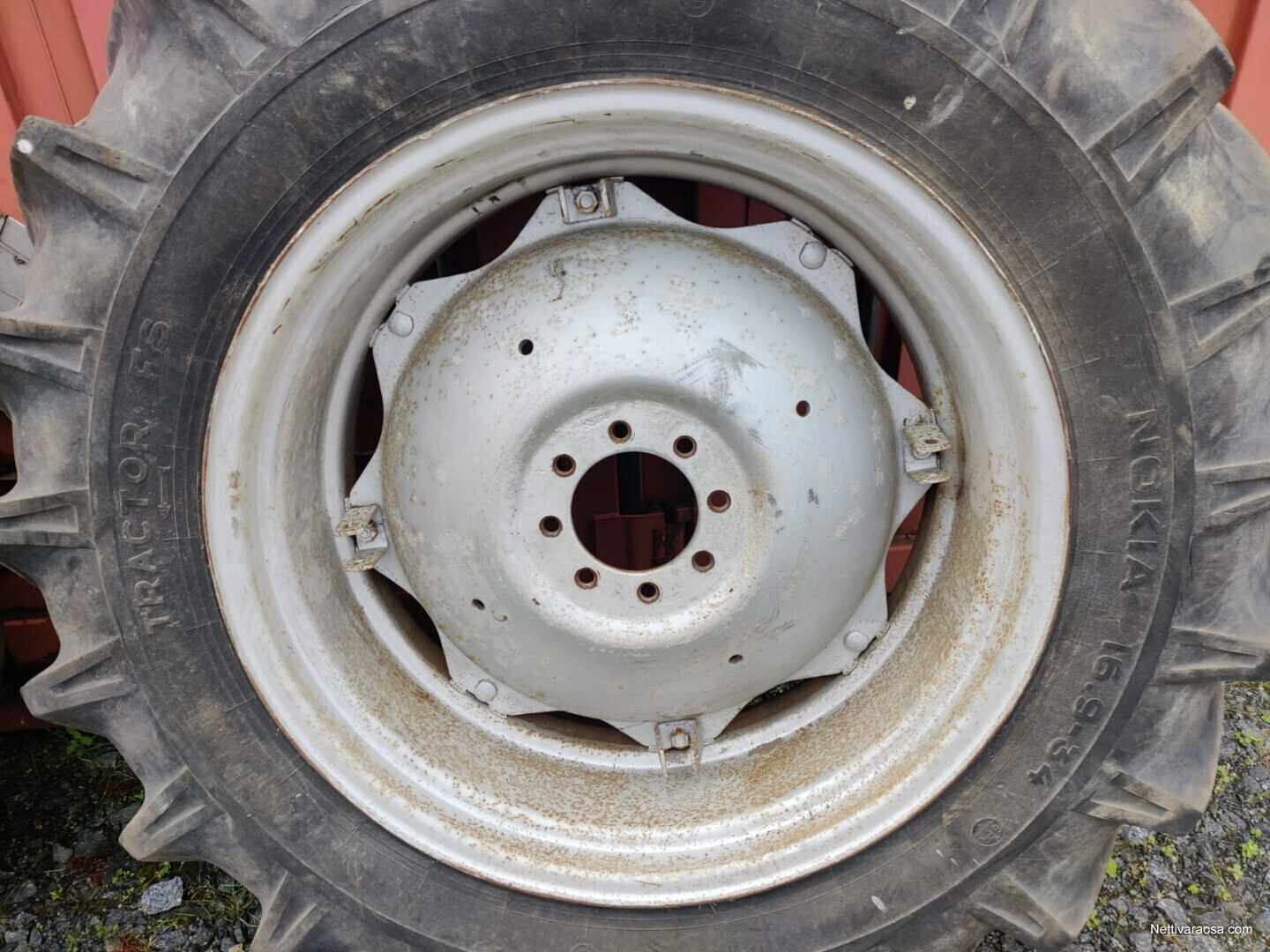 Nettivaraosa massey ferguson 185 traktorin takarenkaat vanteilla