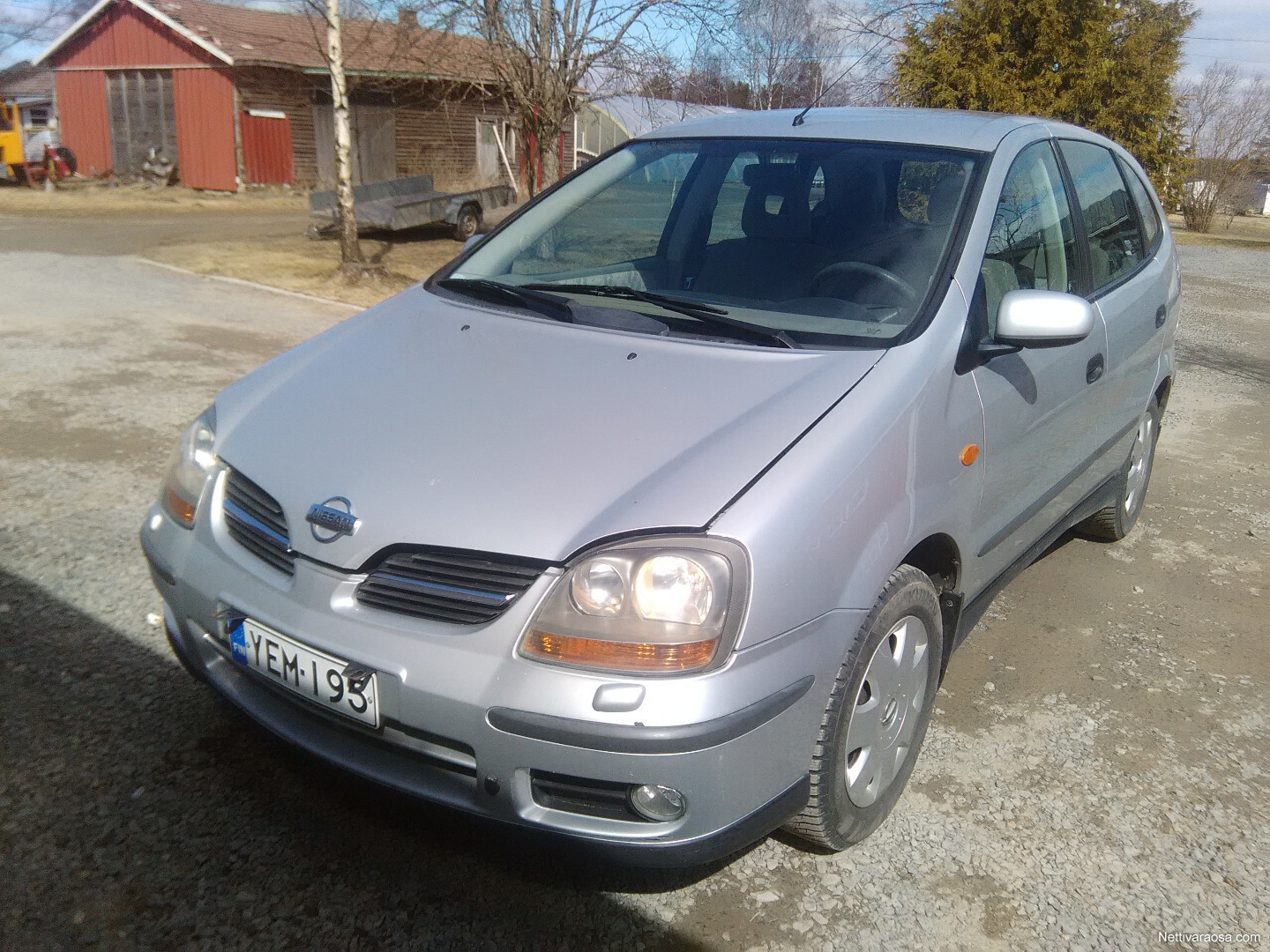 Nissan tino 2002