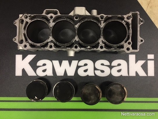 Kawasaki sylinteri ja männät / MYYDÄÄN TARJOUSTEN PERUSTEELLA